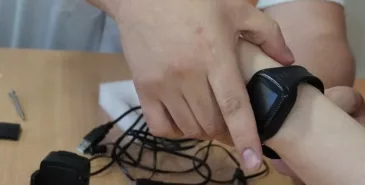 Электронные браслеты впервые в Бишкеке применили по делам о семейном насилии Главная