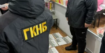 Сотрудника мэрии Бишкека задержали при получении взятки Главная