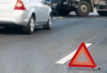 Минивэн сбил трех детей на обочине и врезался в другую машину в Ошской области (видео)