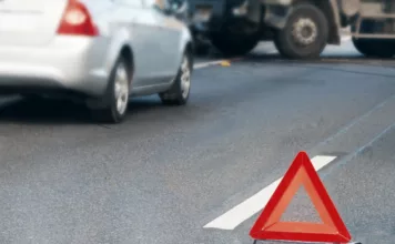 Минивэн сбил трех детей на обочине и врезался в другую машину в Ошской области (видео)