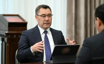 Разговоры владельцев автошкол о том, что 10 месяцев обучения на права — это долго и дорого, являются манипуляцией, заявил Садыр Жапаров