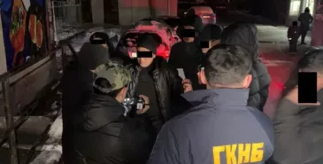 Следователи ОВД в Ошской области задержаны при получении взятки Главная