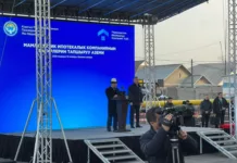 Садыр Жапаров вручил ключи от новых ипотечных квартир в ЖК «Мурас»