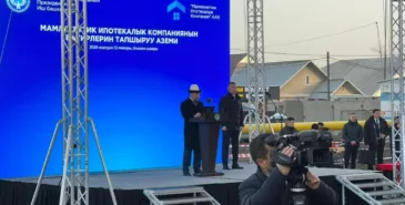 Садыр Жапаров вручил ключи от новых ипотечных квартир в ЖК «Мурас» Главная