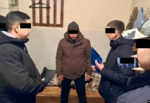 Ошто милиция кызматкери чет элдиктерди “калкалаган” деген шек менен кармалды