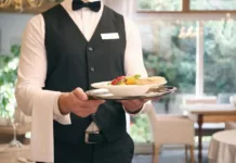 Торага парламента раскритиковал кабмин из-за отмены 15-процентной платы в кафе