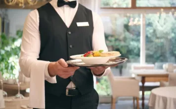 Торага парламента раскритиковал кабмин из-за отмены 15-процентной платы в кафе