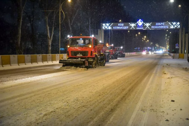 Photo 2026 01 17 10 36 22 2 в бишкеке службы в усиленном режиме очищают улицы от снега