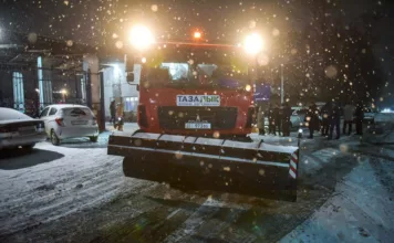 В Бишкеке службы в усиленном режиме очищают улицы от снега