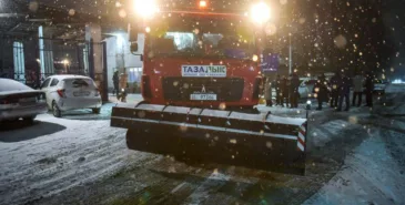 В Бишкеке службы в усиленном режиме очищают улицы от снега Главная