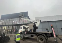 Вокруг рынка «Дордой» демонтировали незаконные ограждения и рекламные конструкции