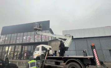 Вокруг рынка «Дордой» демонтировали незаконные ограждения и рекламные конструкции