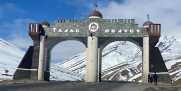 Учителя и дети в Таласе по пояс в снегу добирались до олимпиады — ее организовали в селе Аманбаево Главная