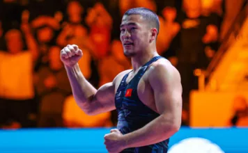 Акжол Махмудов выиграл принципиального соперника из Болгарии Айка Мнацаканяна