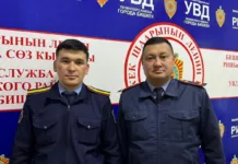 Бишкекте милиционерлер жолдон таап алган 1 млн сомду ээсине кайтарды