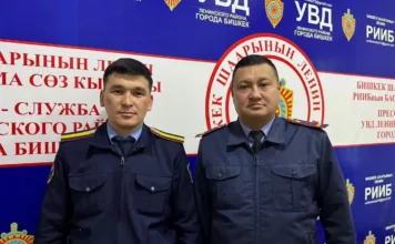 Бишкекте милиционерлер жолдон таап алган 1 млн сомду ээсине кайтарды