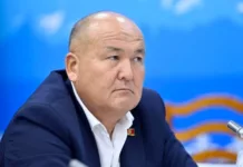 Мэр Оша Женишбек Токторбаев во время утреннего обхода успокоил сотрудницу «Тазалык», которая переживает из-за Ташиева и Жапарова.