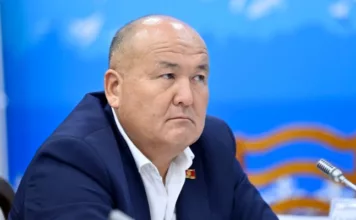 Мэр Оша Женишбек Токторбаев во время утреннего обхода успокоил сотрудницу «Тазалык», которая переживает из-за Ташиева и Жапарова.