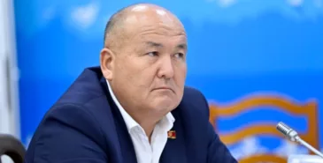 Мэр Оша Женишбек Токторбаев во время утреннего обхода успокоил сотрудницу «Тазалык», которая переживает из-за Ташиева и Жапарова. Главная