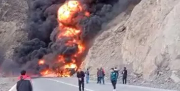 На трассе Бишкек — Ош сгорел бензовоз Главная