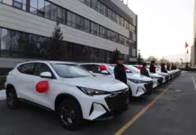 Медикам Нарынской области Камчыбек Ташиев вручил 20 новых автомобилей