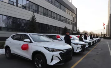 Медикам Нарынской области Камчыбек Ташиев вручил 20 новых автомобилей