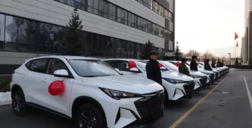 Медикам Нарынской области Камчыбек Ташиев вручил 20 новых автомобилей Главная