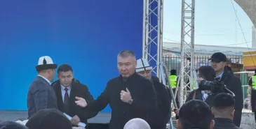 Переезд на новый Ошский рынок в Бишкеке начнется летом. Управляющий делами президента встречается с торговцами Главная