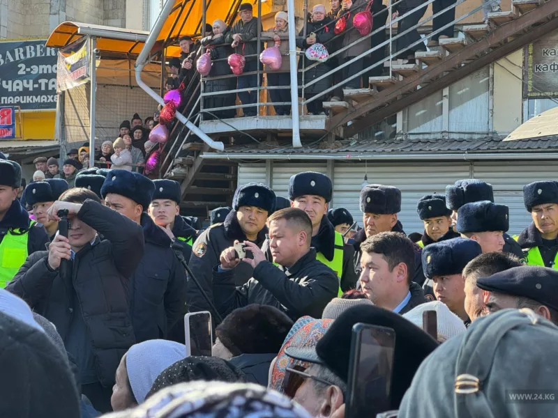 422988 переезд на новый ошский рынок в бишкеке начнется летом. Управляющий делами президента встречается с торговцами