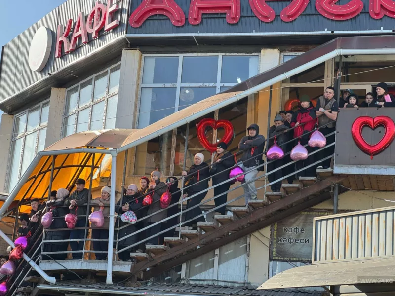 422989 переезд на новый ошский рынок в бишкеке начнется летом. Управляющий делами президента встречается с торговцами