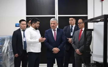 Адылбек Касымалиев посетил завод воды «Epos» в ОАЭ, который открыли кыргызстанцы