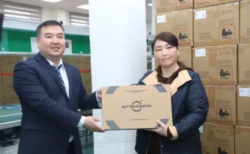 Более 20 тысяч ноутбуков вручили учителям начальных классов