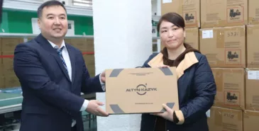 Более 20 тысяч ноутбуков вручили учителям начальных классов Главная