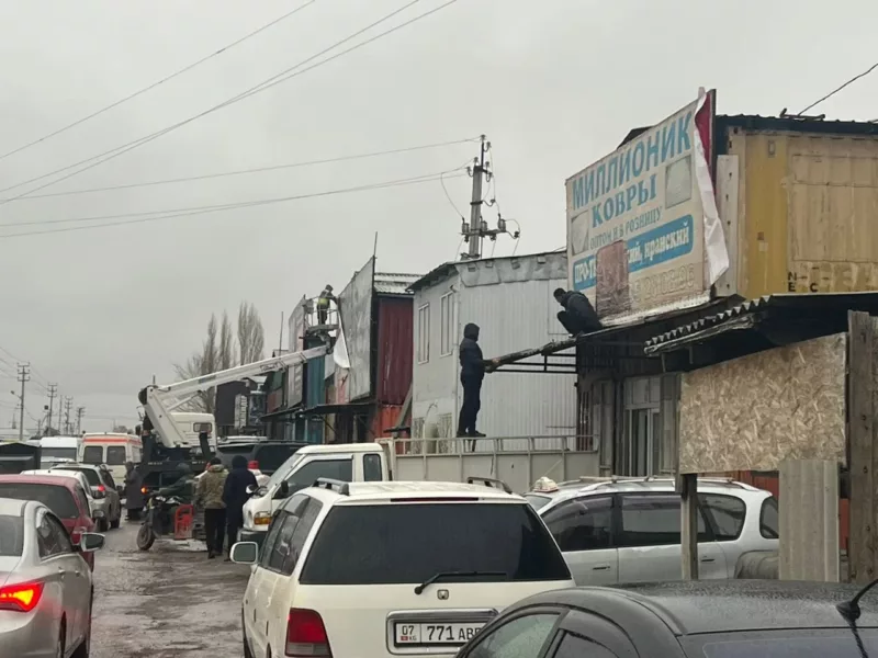 632353827 1210. Max 2560x1440. Format webp. Jpegquality 90 вокруг рынка «дордой» демонтировали незаконные ограждения и рекламные конструкции