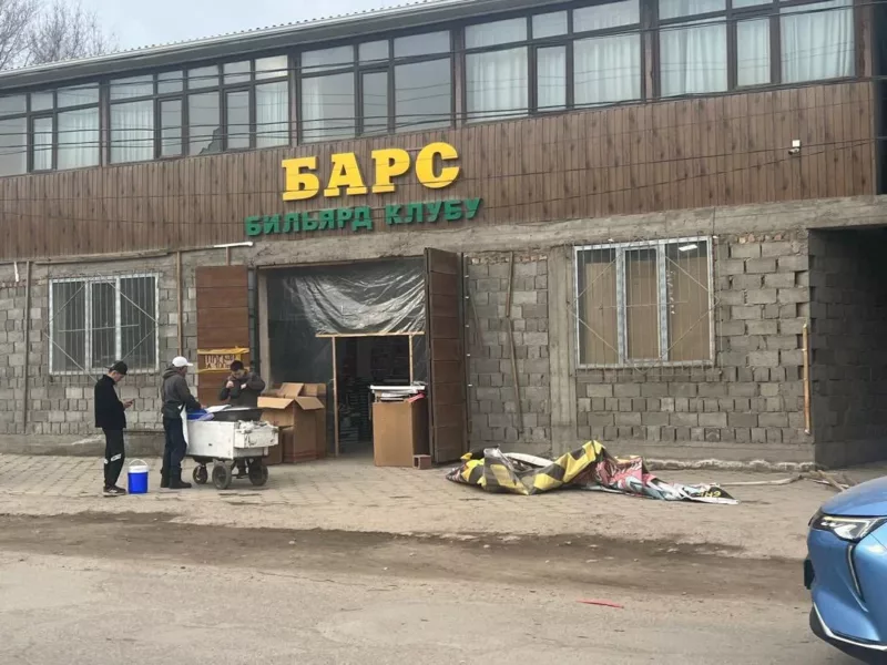 632767355 1210. Max 2560x1440. Format webp. Jpegquality 90 вокруг рынка «дордой» демонтировали незаконные ограждения и рекламные конструкции