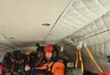 Глава МЧС Кыргызстана прыгнул с парашютом