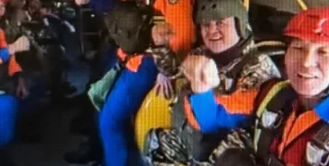 Глава МЧС Кыргызстана прыгнул с парашютом Главная