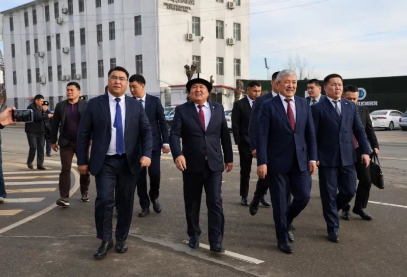 Ee центральному аппарату мэрии оша представили нового мэра жанара акаева