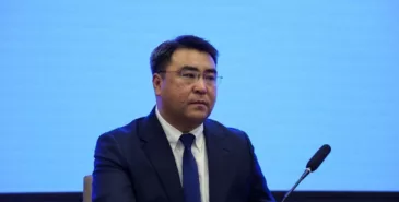 Центральному аппарату мэрии Оша представили нового мэра Жанара Акаева Главная