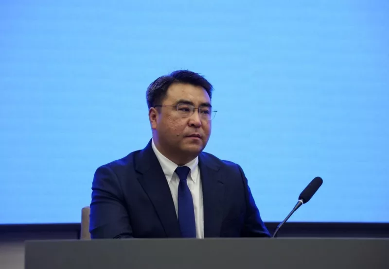 Eeeee центральному аппарату мэрии оша представили нового мэра жанара акаева