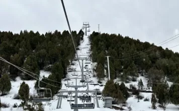 На горнолыжной базе в Байтике девушка на большой скорости сорвалась в обрыв
