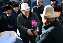 Ташиев помог достроить дом односельчанину, он 17 лет работает молдо в Барпы