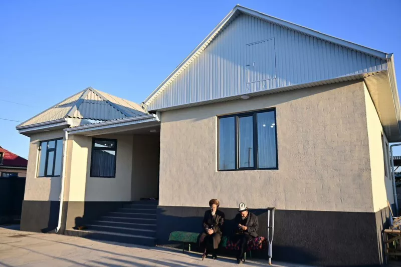 Photo 2026 02 04 16 35 30 3 ташиев помог достроить дом односельчанину, он 17 лет работает молдо в барпы