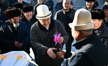 Ташиев помог достроить дом односельчанину, он 17 лет работает молдо в Барпы