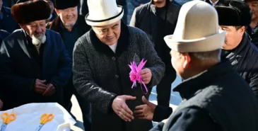 Ташиев помог достроить дом односельчанину, он 17 лет работает молдо в Барпы Главная