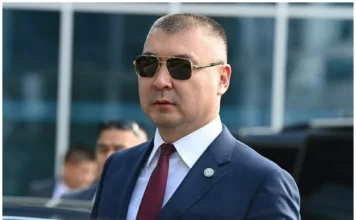 Президент Садыр Жапаров сделал замечание руководителю Управления делами главы государства Каныбеку Туманбаеву. Об этом сообщил пресс-секретарь президента Аскат Алагозов