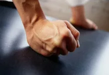 В одной из школ Бишкека подрались ученик 10-го класса и 69-летний учитель