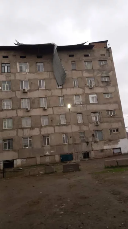 Photo 2026 02 21 12 31 37 рано утром в бишкеке и чуйской области пронесся сильный ветер, он сорвал крыши с нескольких домов и повалил деревья