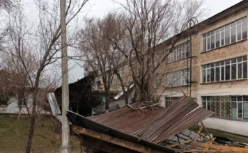 Рано утром в Бишкеке и Чуйской области пронесся сильный ветер, он сорвал крыши с нескольких домов и повалил деревья