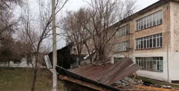 Рано утром в Бишкеке и Чуйской области пронесся сильный ветер, он сорвал крыши с нескольких домов и повалил деревья Главная